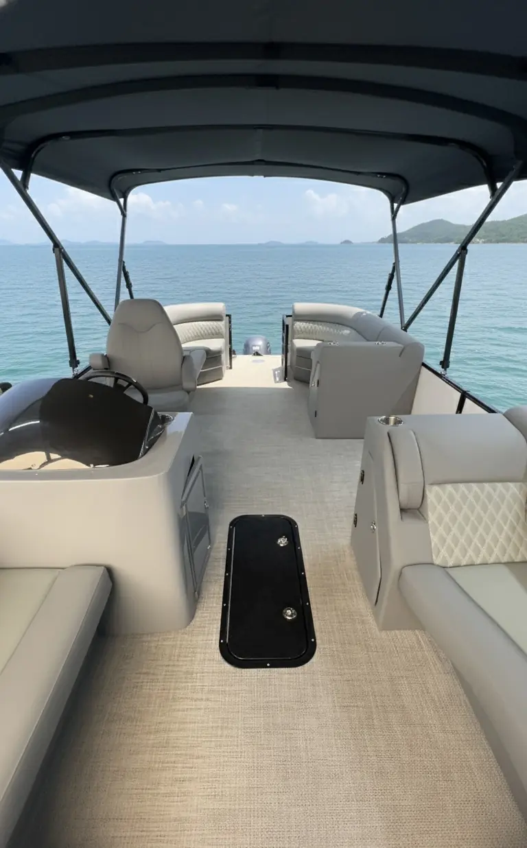 Banquettes et poste de pilotage à l'ombre du bimini