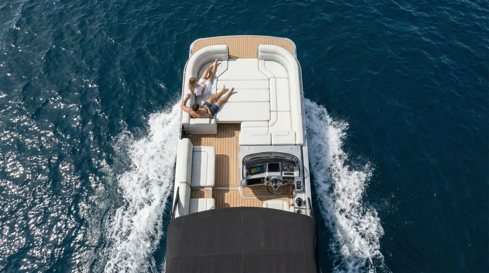 Vue du ciel d'un ponton Lounge Cruise en navigation, une passagère allongée à l'avant