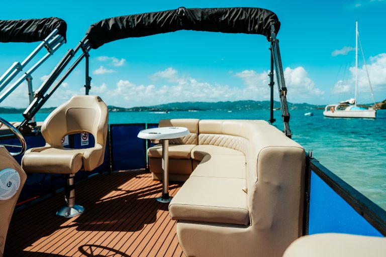Pourquoi le Bateau Ponton est un Atout Incontournable de Votre Flotte