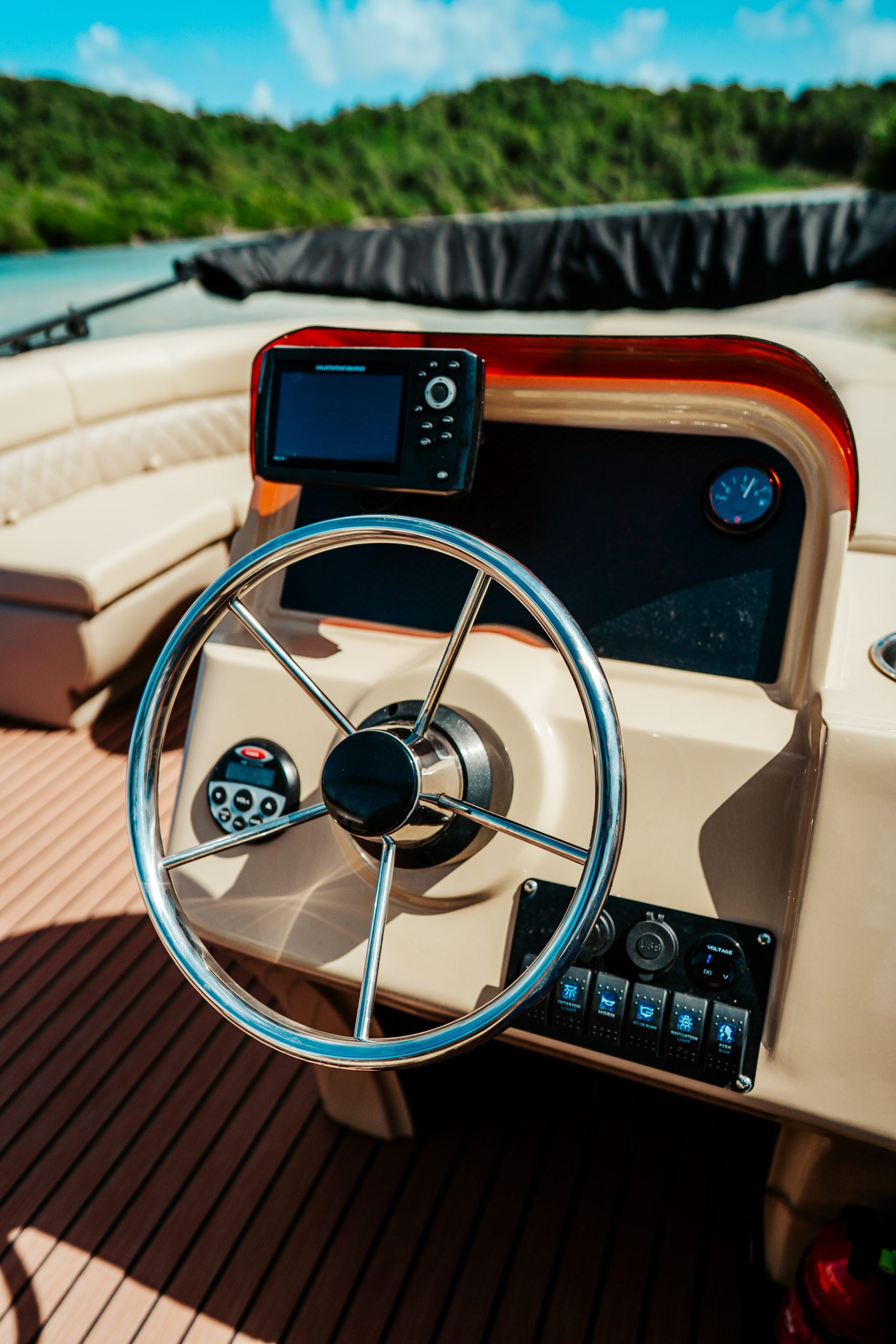 Poste de pilotage du Voyager 22 : volant inox, écran et commandes