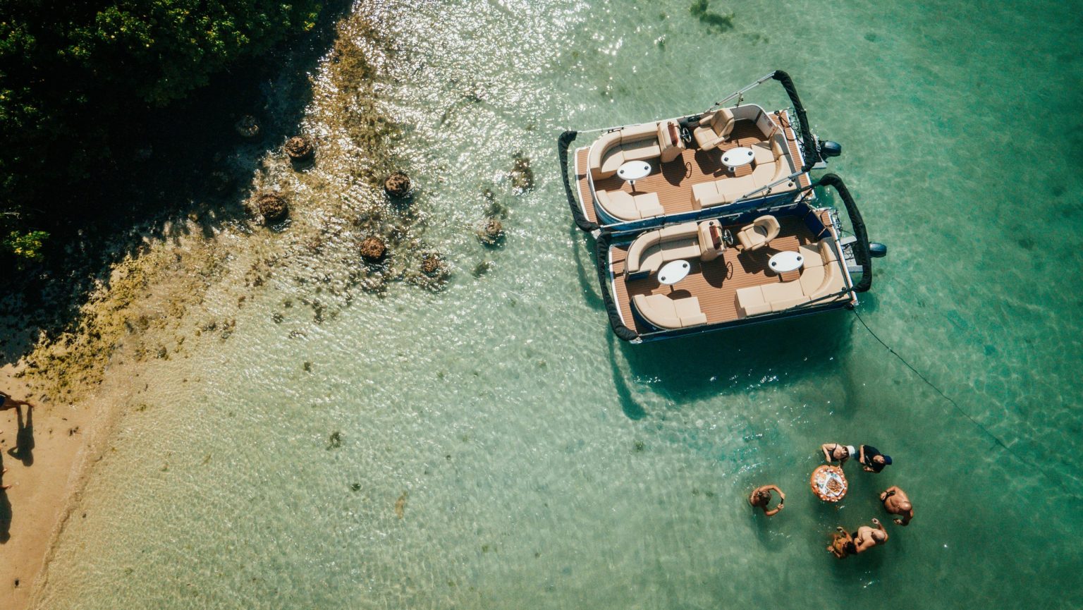 bateau ponton lounge cruise voyager vue de haut en martinique