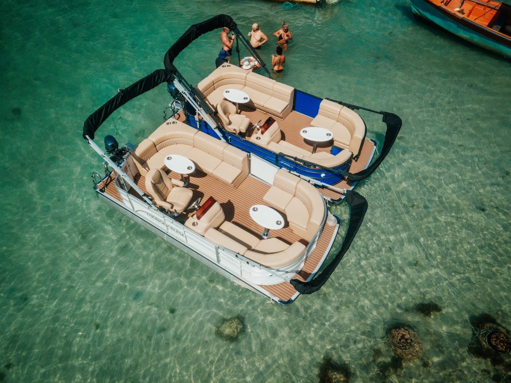 Pontoon boat