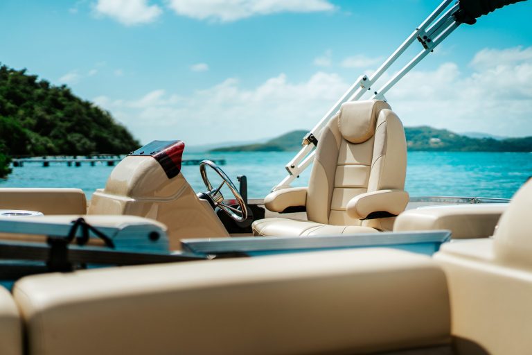 Pontoon boat sur-mesure : Comment l’ingénierie Lounge Cruise redéfinit l’expérience en mer