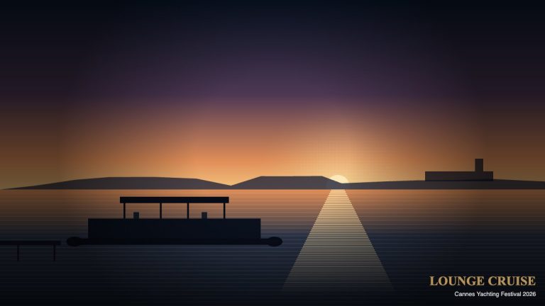Pontoon premium Lounge Cruise amarré au Vieux Port de Cannes au coucher du soleil, lumière dorée méditerranéenne et silhouettes du palais des festivals en arrière-plan
